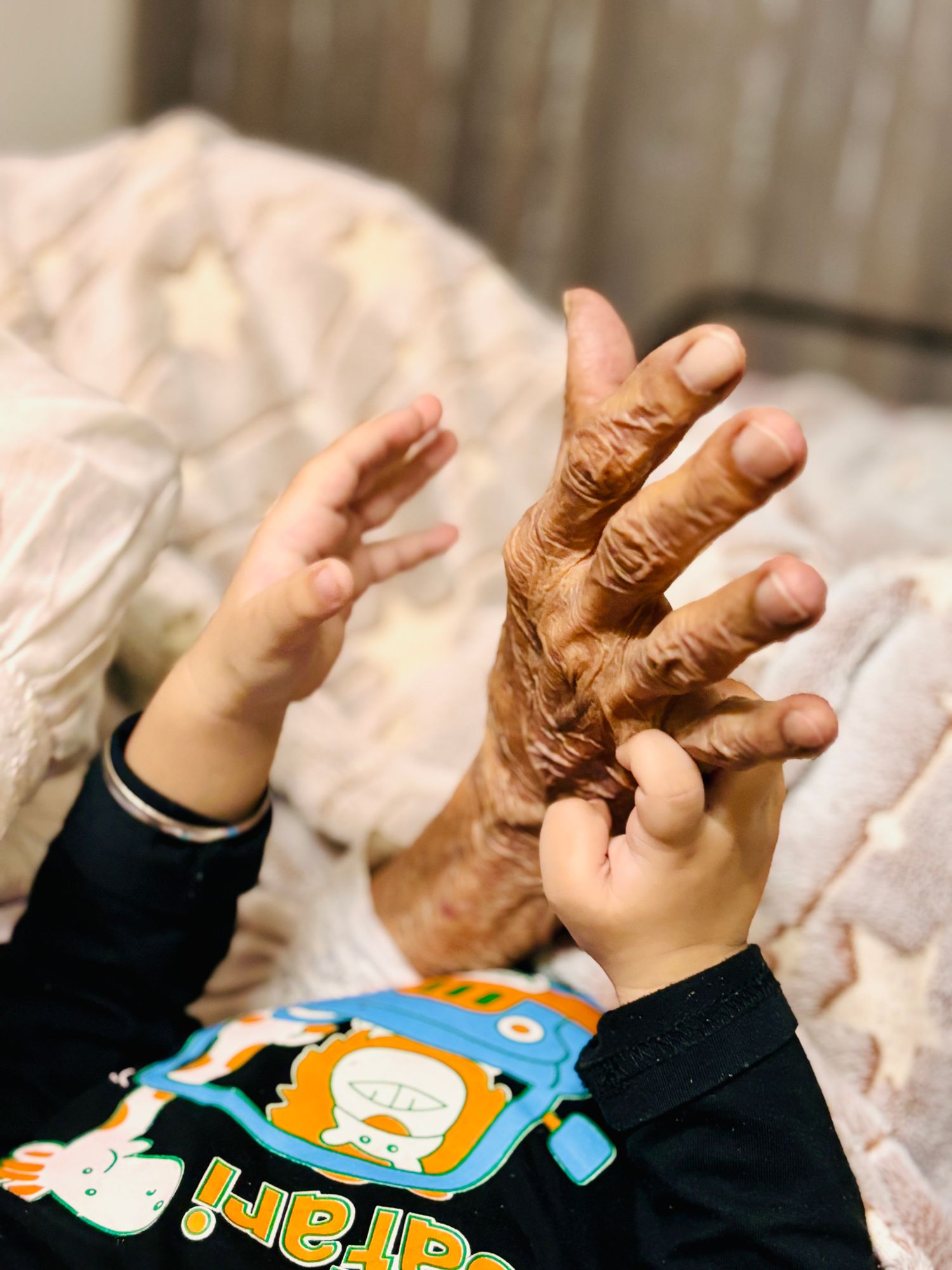 Eine junge und eine alte Hand liegen ineinander.