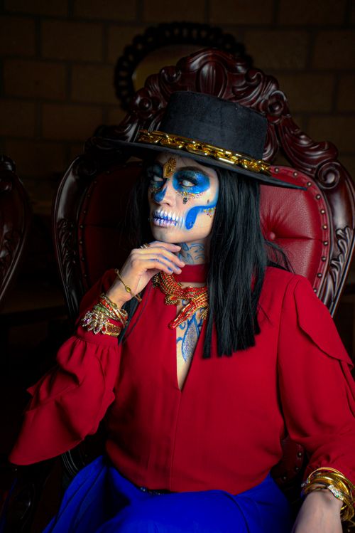 Free A woman in traditional Dia de los Muertos makeup and attire poses elegantly, emphasizing cultural artistry. Stock Photo