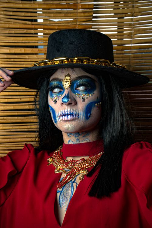 Free Portrait of a woman in vibrant Day of the Dead makeup and costume. Stock Photo