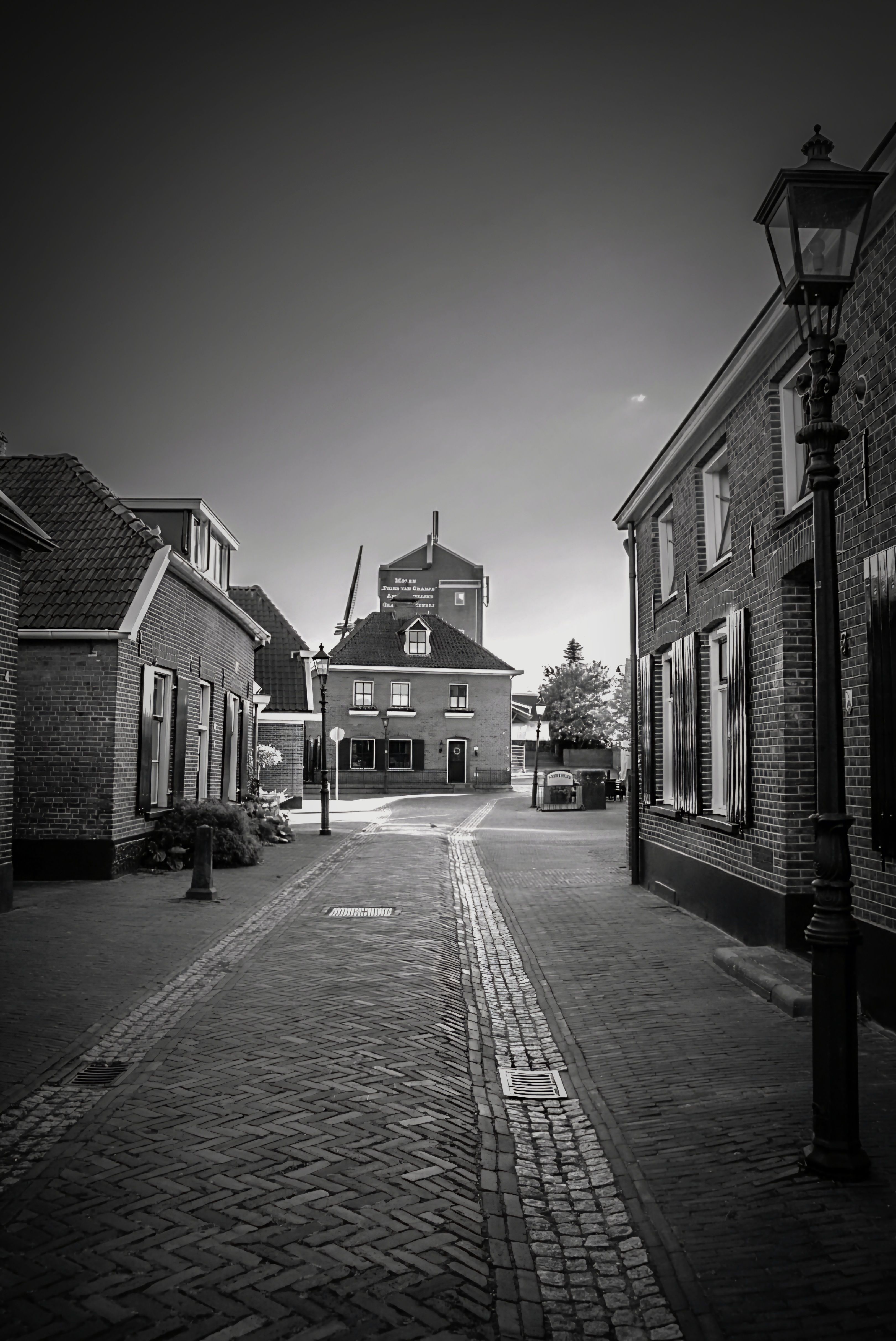 Alley in Town in Black and White · Free Stock Photo