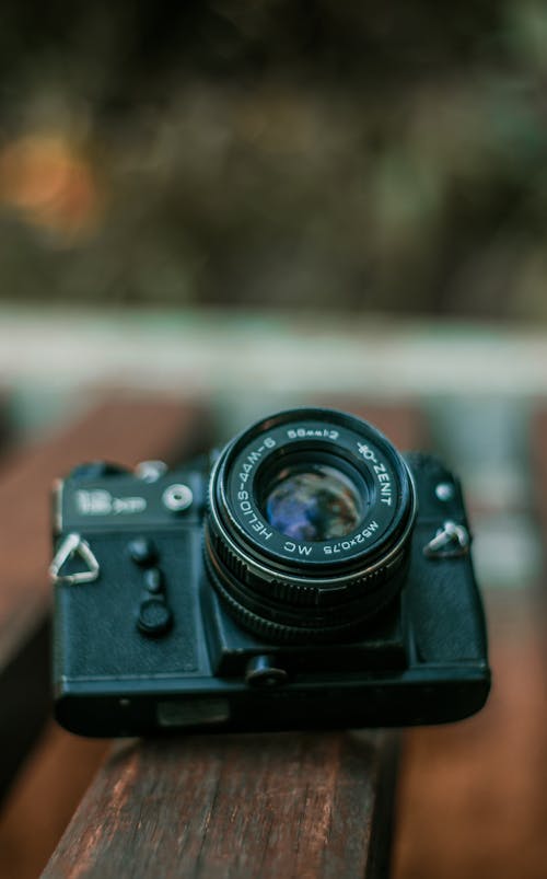Fotobanka s bezplatnými fotkami na tému čierny fotoaparát, drevený povrch, old-kamera