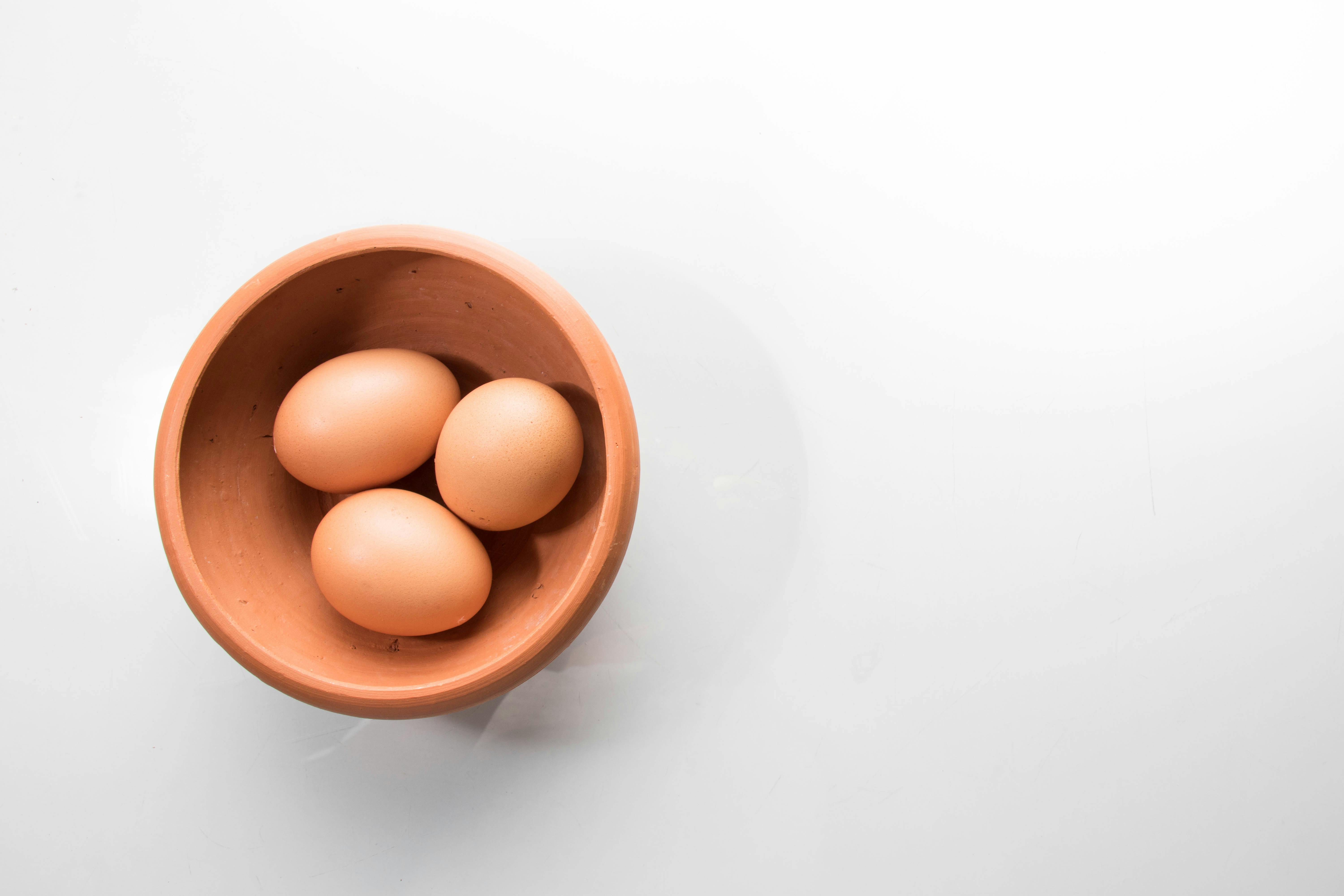 Gratis Tres Huevos Marrones En Un Tazón Foto de stock