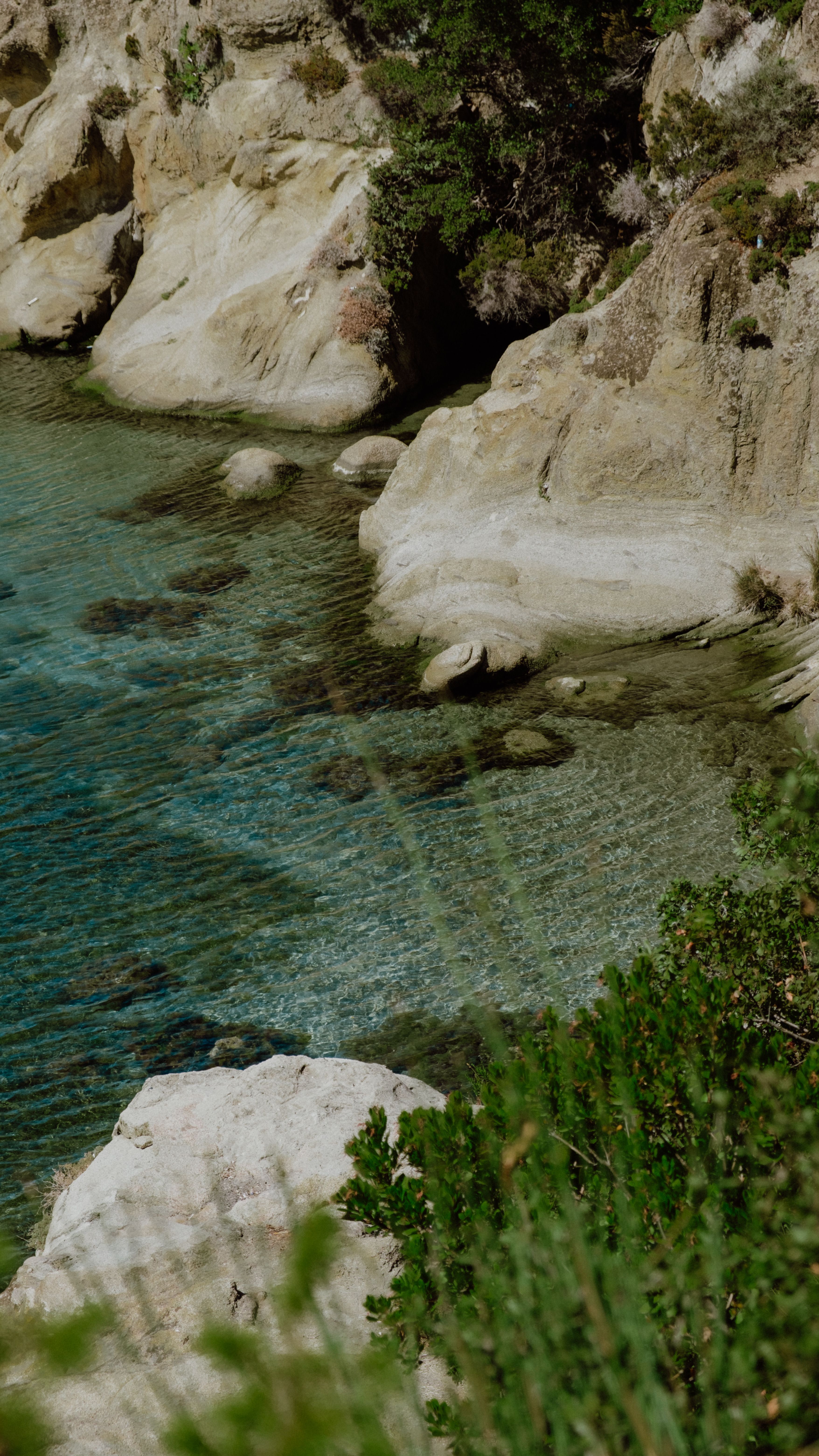 Explore the rugged coastal cliffs and turquoise waters of Turan, Balıkesir in Türkiye.