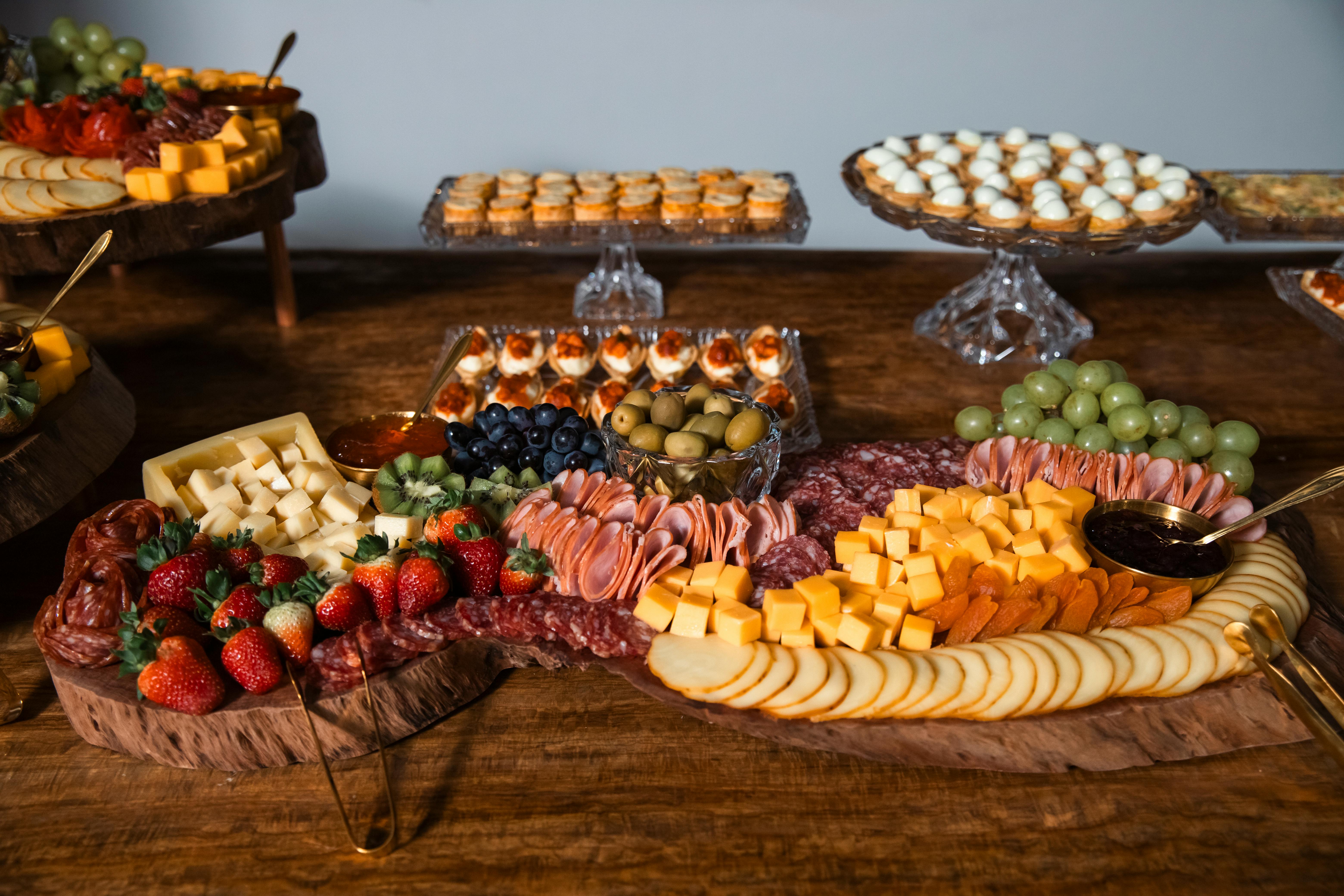 Коктейльна вечірка: легкі закуски та авторські напої.