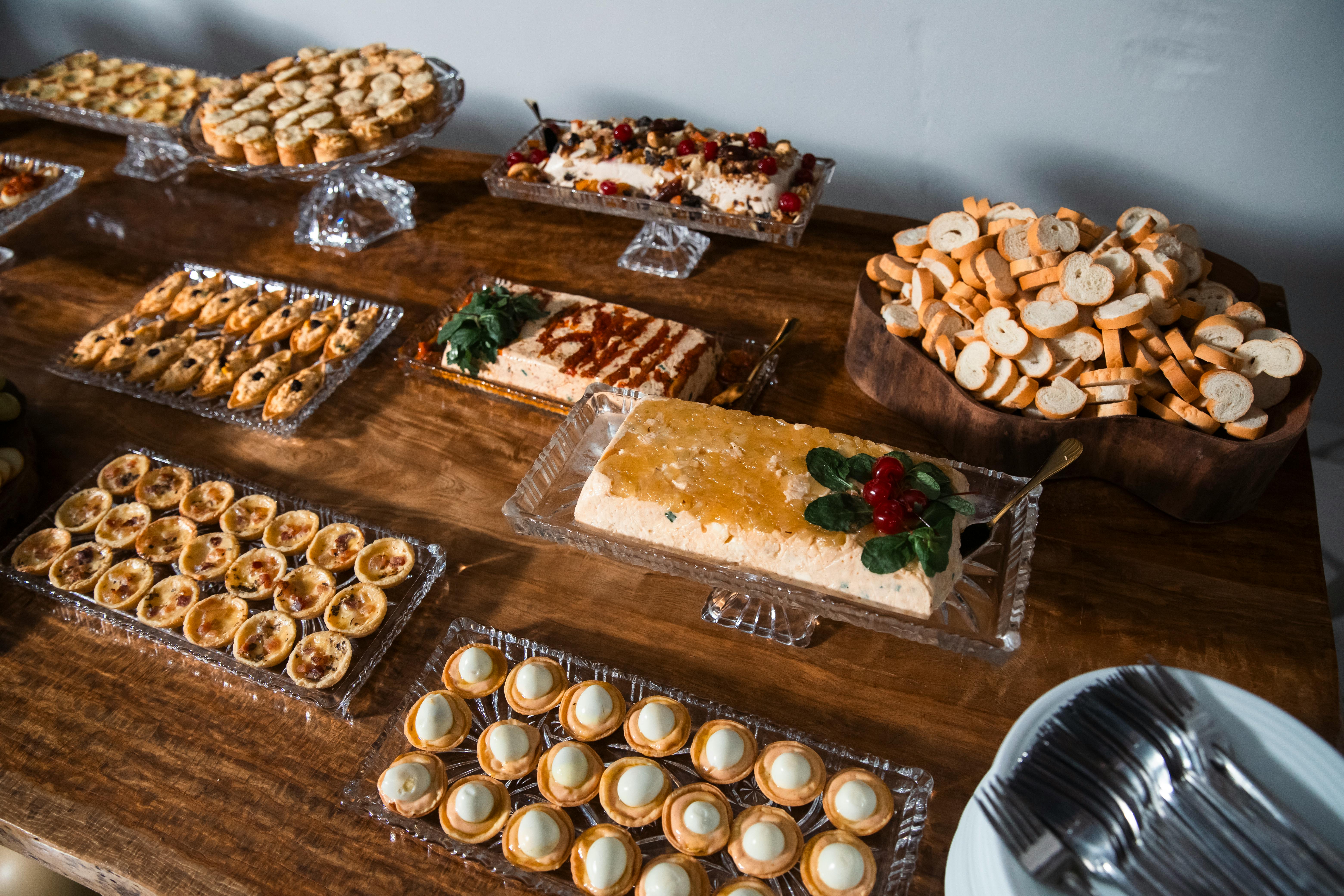 Елегантний стіл для банкету: розкіш та вишуканість.