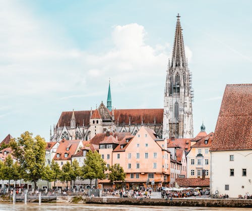 Weißes Und Braunes Betongebäude Nahe Grünblättrigen Bäumen