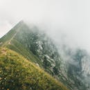 雾蒙蒙的山峰令人叹为观止，郁郁葱葱的绿色山丘和岩石地形交相辉映