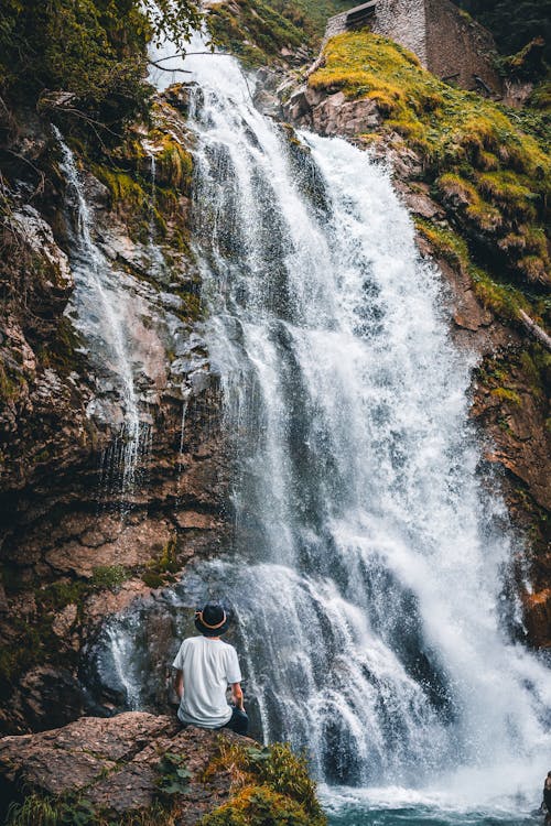 Uomo Vicino Alle Cascate