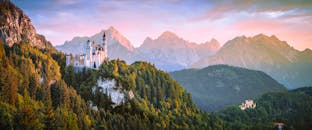 日落时分，阿尔卑斯山映衬下的新天鹅堡景色壮丽