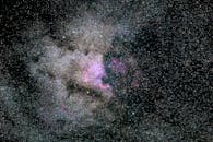 广阔的宇宙中，一个充满活力的星云呈现出迷人的恒星图像