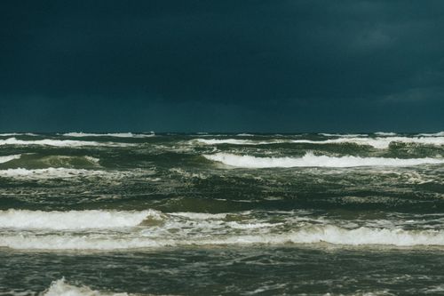 Free Dynamic seascape with powerful waves and stormy sky, capturing nature's intense beauty. Stock Photo