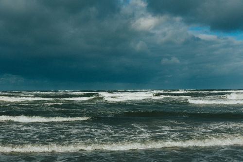 Free Captivating view of stormy ocean waves under a moody sky. Stock Photo