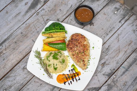 Shawarma de Poulet Grillé avec Sauce Tzatziki