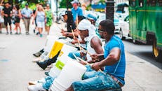 在芝加哥市中心的夏日阳光下，充满活力的街头表演者正在打鼓