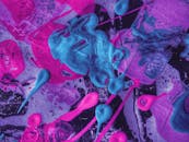 动态抽象艺术中，粉红色和蓝色丙烯酸涂料飞溅，充满活力