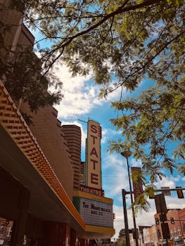 市中心街道上，标志性的国家剧院上空，是多云的天