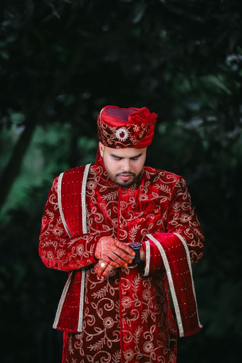 Free Bengali groom in traditional red attire, captured outdoors, showcasing cultural elegance. Stock Photo