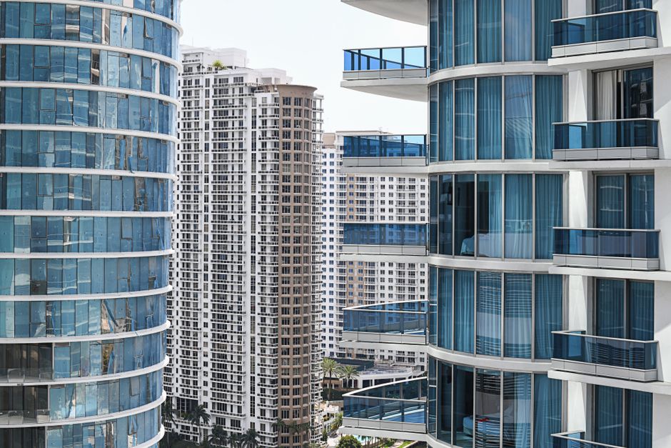 Modern glass residential tower with floor-to-ceiling windows overlooking Biscayne Bay - high rise apartments miami fl Modern glass residential tower with floor-to-ceiling windows overlooking Biscayne Bay - high rise apartments miami fl