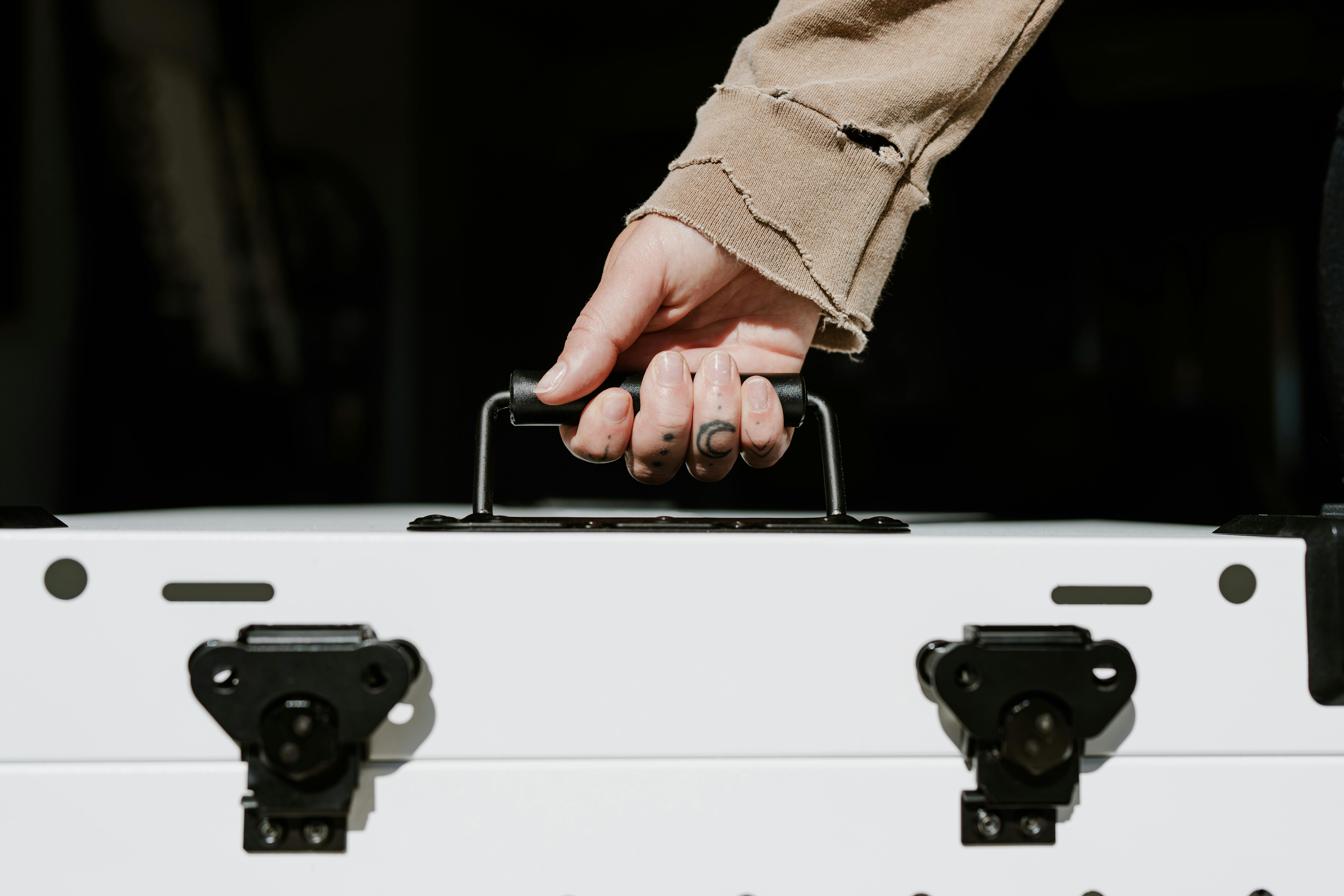 Gratuit Ladă Pentru Câini De Impact Albă, Pliabilă, Cu O Femeie Blondă Hipster în Camera De Zi Fotografie de stoc