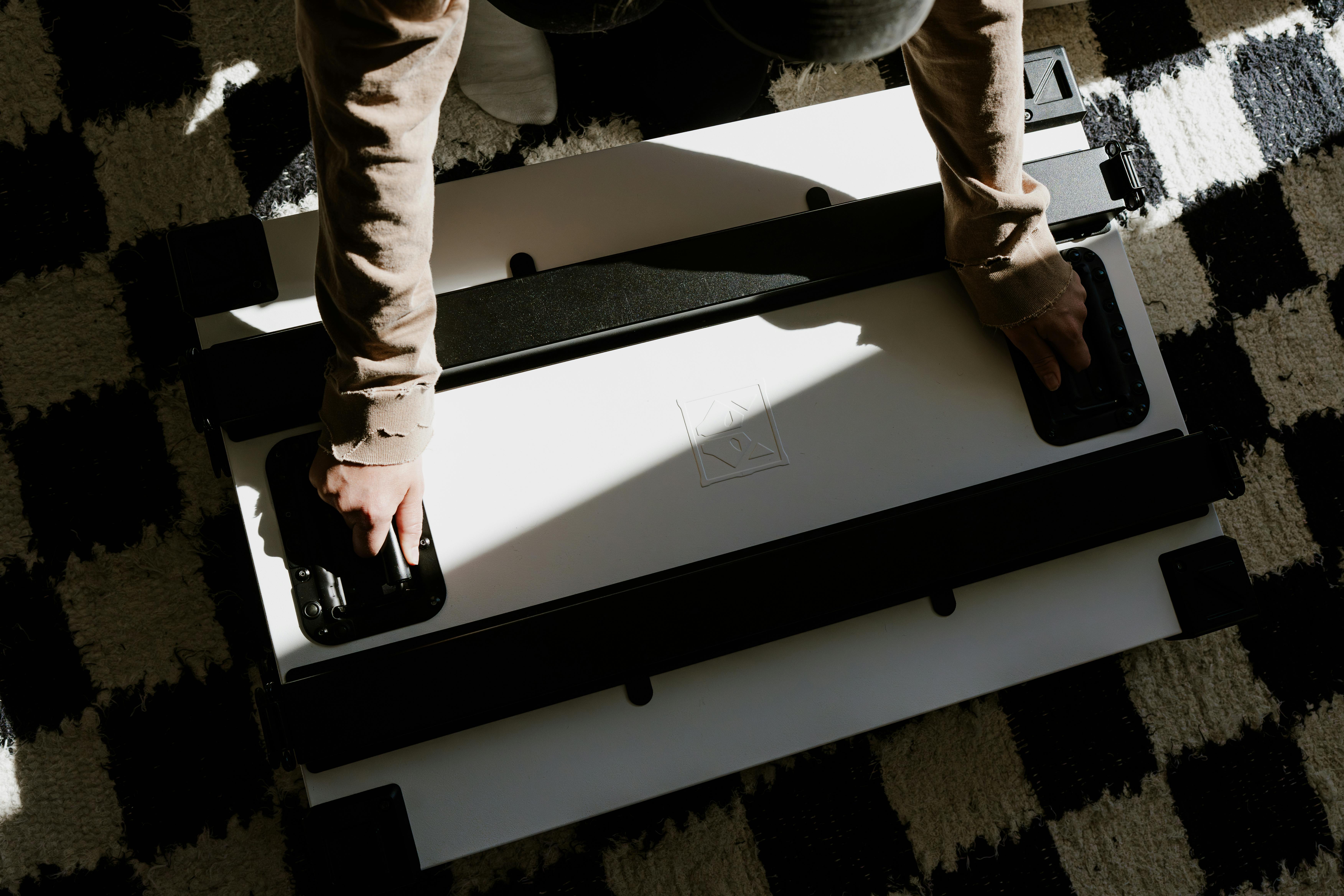 Kostnadsfria Impact Dog Crate Vit Hopfällbar Med Blond Hipster Hona I Vardagsrummet Stock foto