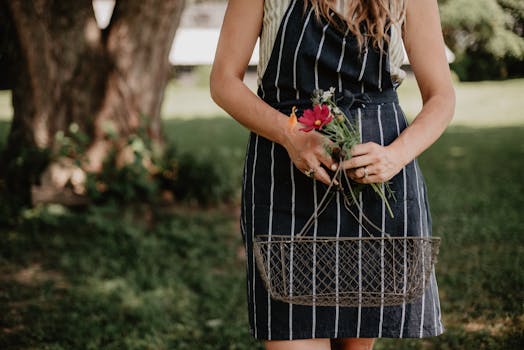 一位身着休闲服装的女子，在户外花园里提着一篮鲜花