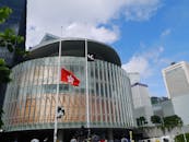 当代香港建筑以旗帜、玻璃窗和城市天际线为特色