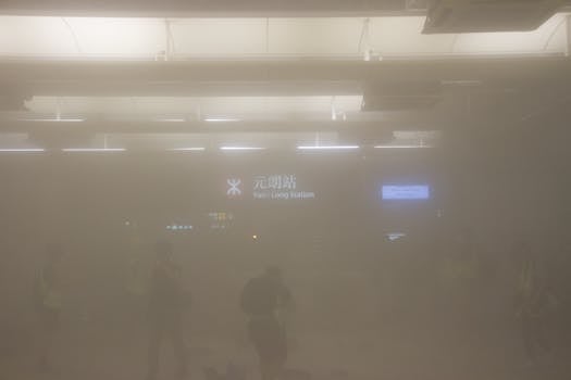 香港元朗车站内弥漫着神秘的烟雾景象