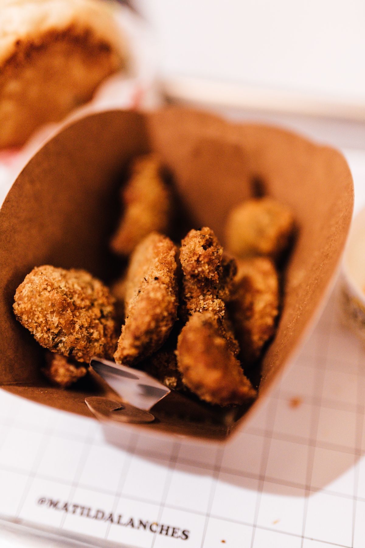 Gorengan renyah kecokelatan dengan tekstur crispy di luar dan lembut di dalam, mirip getuk goreng kekinian