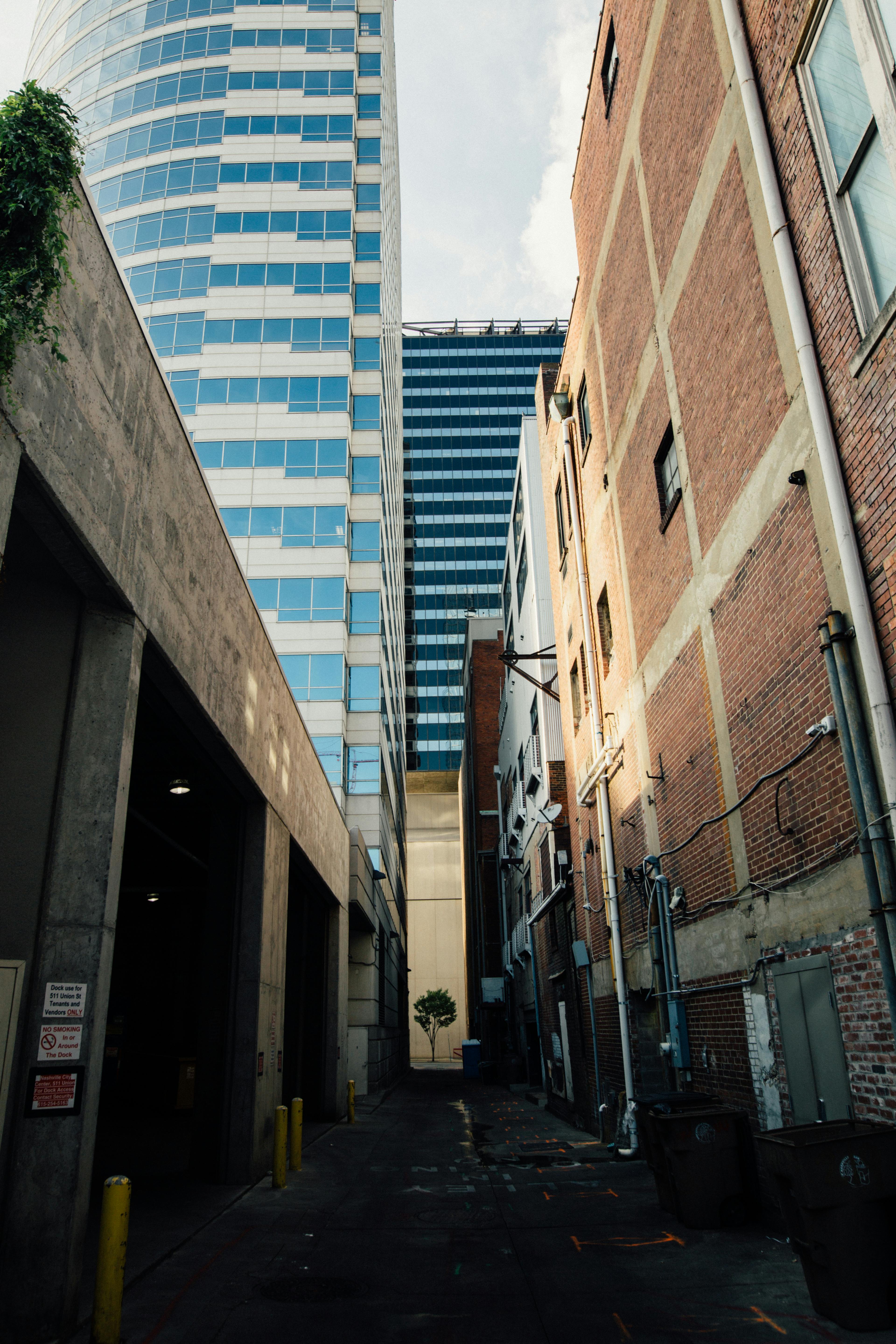 被高层现代建筑包围的小巷的城市景观透视图