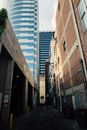 被高层现代建筑包围的小巷的城市景观透视图