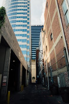 被高层现代建筑包围的小巷的城市景观透视图