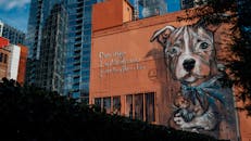 纳什维尔的城市背景中，一只充满活力的街头艺术壁画狗