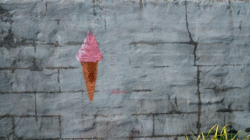 분홍색과 갈색 아이스크림 그림