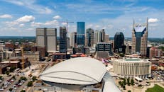 纳什维尔的天际线鸟瞰图展现了现代摩天大楼和市中心建筑的风貌