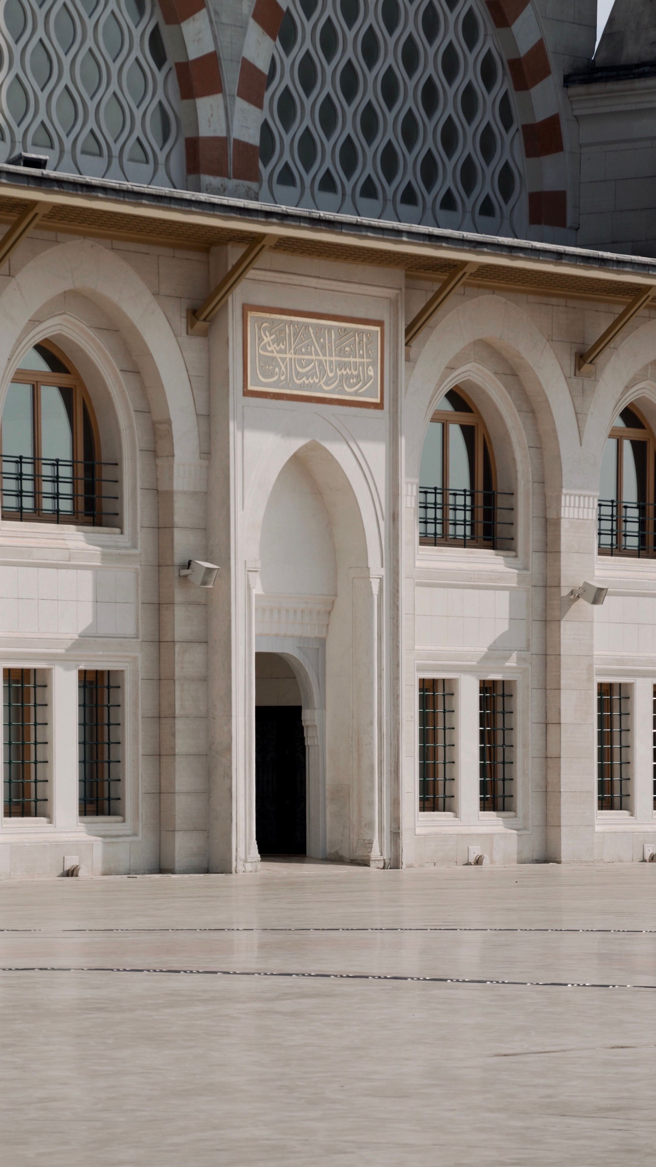 Historic Mosque Facade with Arched Architecture · Free Stock Photo