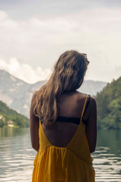 Základová fotografie zdarma na téma blond, holka, hory