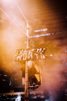 烟雾缭绕，路牌林立，高耸的建筑在充满活力的城市夜景中构成背景