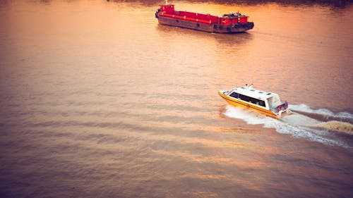 Foto profissional grátis de barco, lindo pôr do sol, rio