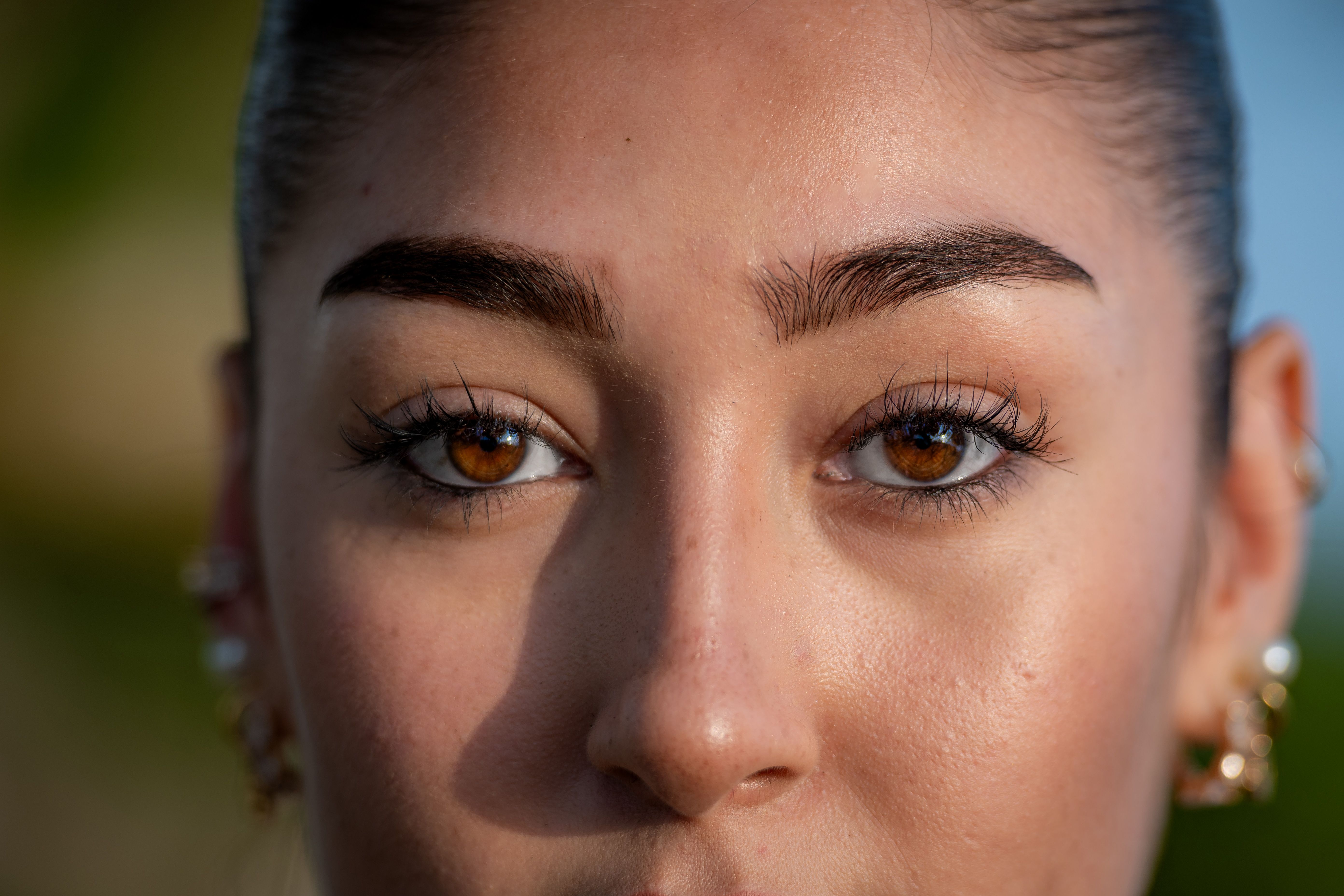 Micropigmentadora realizando procedimiento de microblading de cejas en clienta