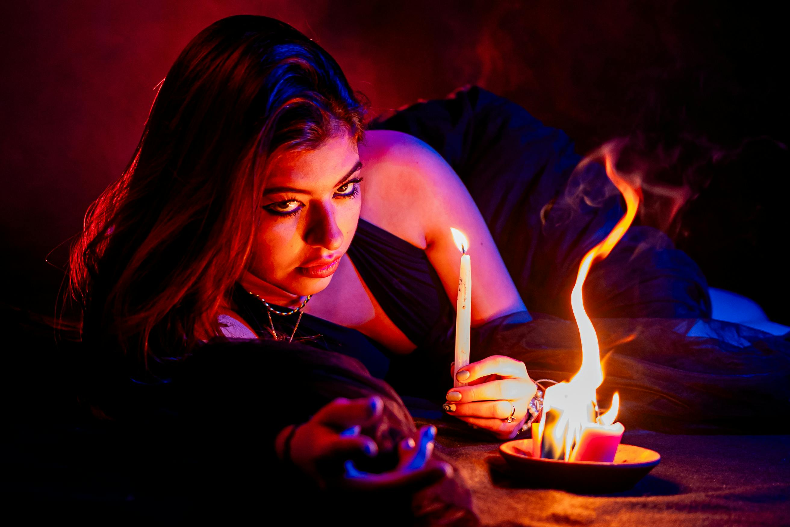 Özgüvenli bir şekilde yürüyen ve arkasına gizemli bir gülümsemeyle bakan çekici bir kadın; aşkta ilgi uyandırma ve kovalamaca temalı görsel.