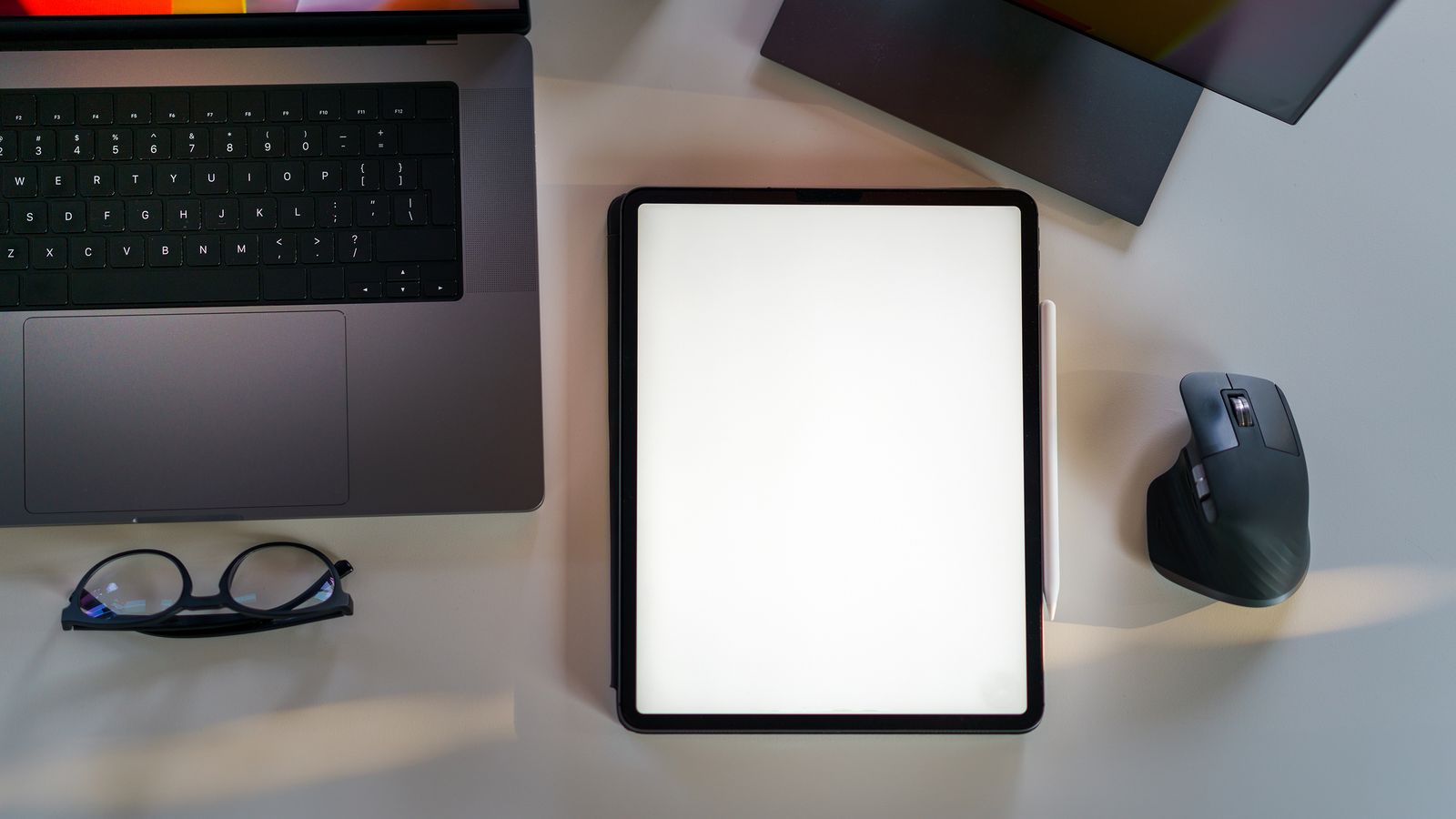 Computador e material de trabalho numa secretária.