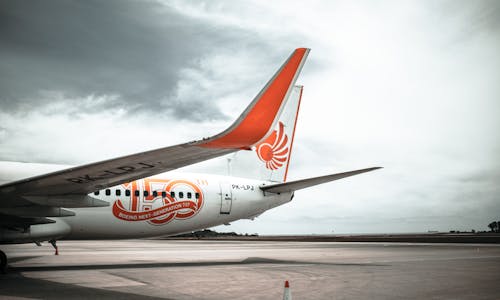 無料 駐車した白とオレンジの飛行機 写真素材