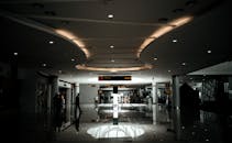 大堂设计现代，环境照明精致，并设有宽敞的走廊