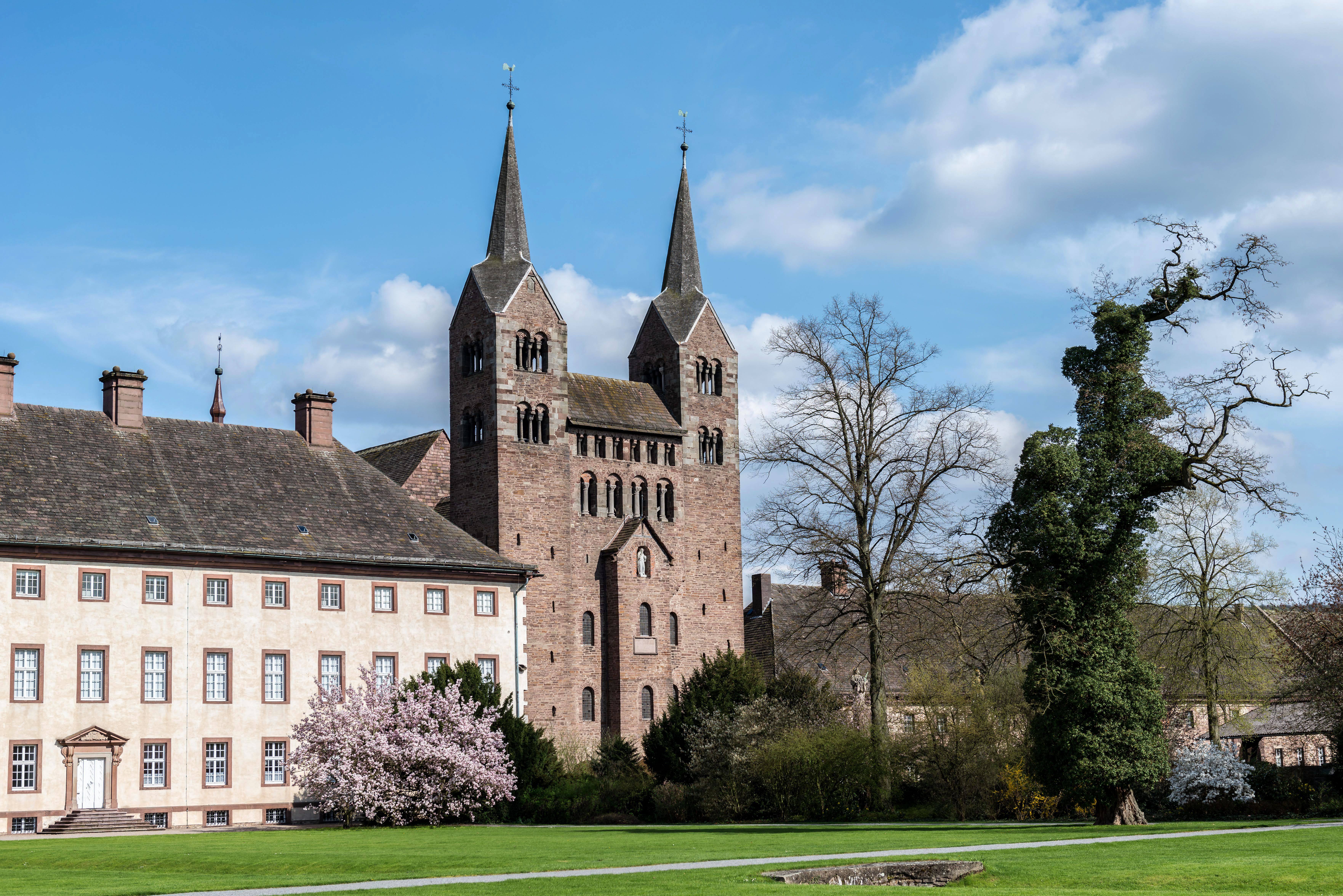 Romanische Kathedrale mit imposanten Türmen