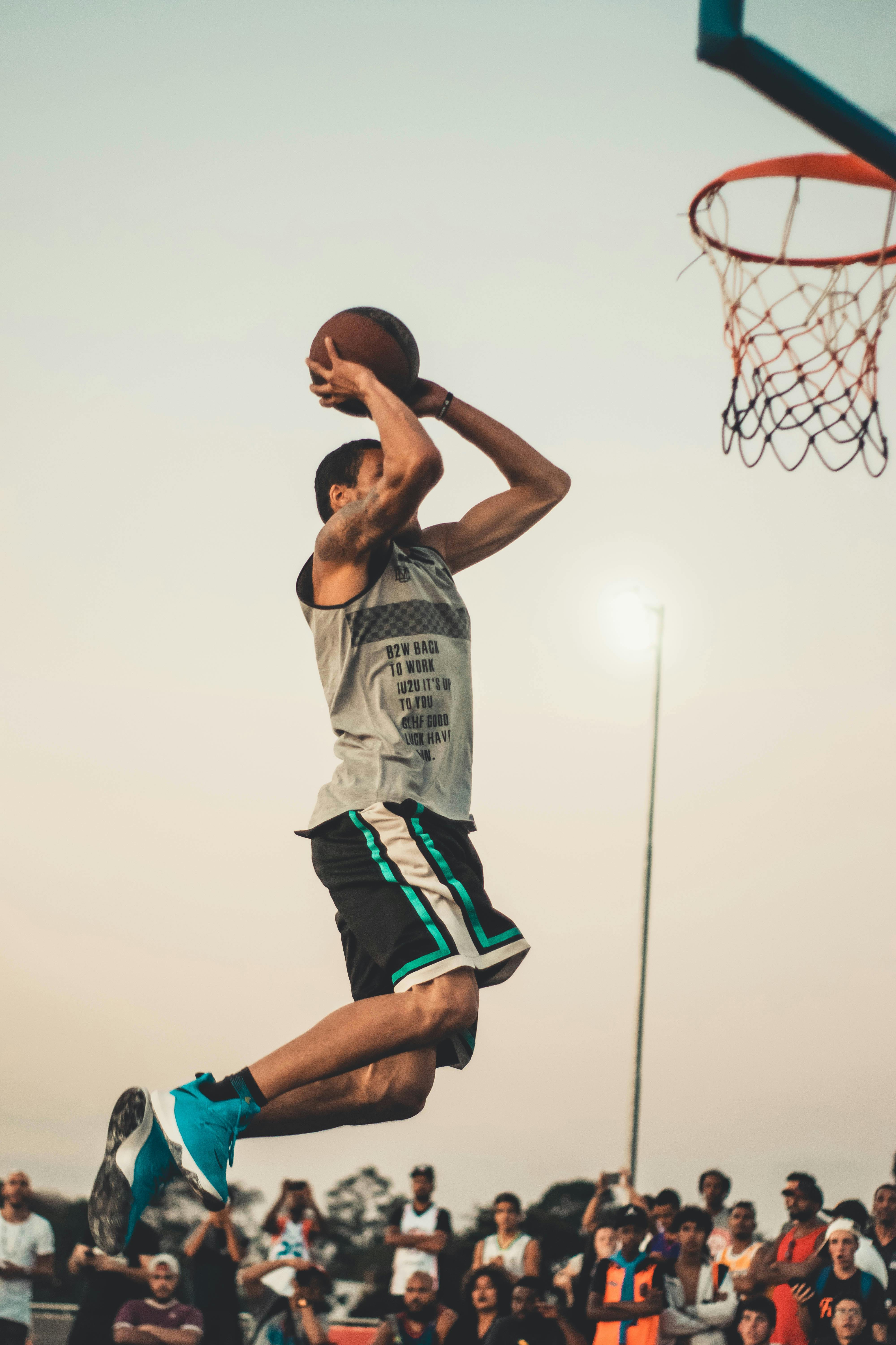 basketball players dunking