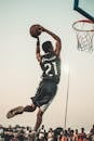 一位充满活力的篮球运动员在户外比赛中完成了一次扣篮
