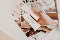 平躺的极简主义与化妆品和杂志展示了现代生活方式