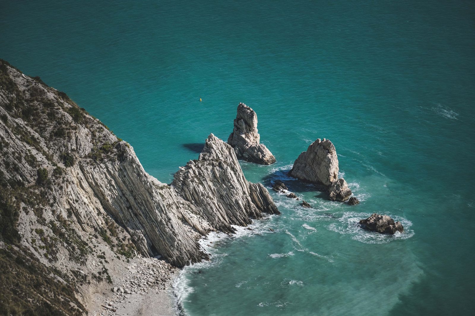 Veduta aerea della spiaggia delle Due Sorelle sul Conero