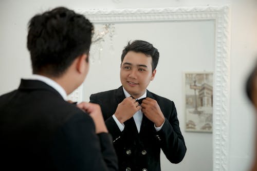 Foto De Um Homem Segurando Uma Gravata Borboleta Preta