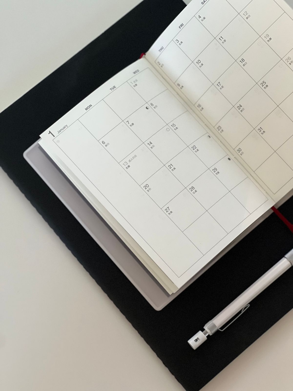 Kalender und Planer auf dem Schreibtisch, Entscheidung zwischen 5 oder 10 Monaten Auslandsjahr